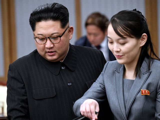 Nhà lãnh đạo Triều Tiên Kim Jong-un và em gái Kim Yo-jong (Ảnh: Reuters)