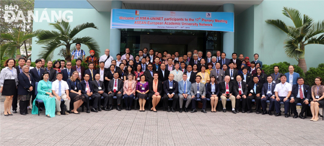 The participants taking a souvenir photo at the opening ceremony of the 17th ASEA-UNINET.