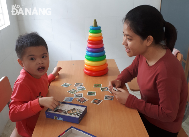 : Final year student Tran Thi Anh Van from the city’s University of Foreign Language Studies has taken care of disabled children at the municipal Centre for Social Protection for 3 years.