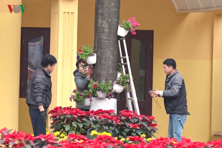 Xung quanh nhà ga cũng được trang trí nhiều chậu hoa tạo cảnh quan.