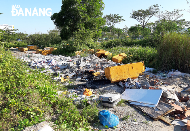 Rác thải, xà bần, giá hạ chất đống ở các khu đất trống nằm sát hai con đường Hoàng Thị Loan và Nguyễn Xí.                                                                                      Ảnh: NGUYỄN CHI