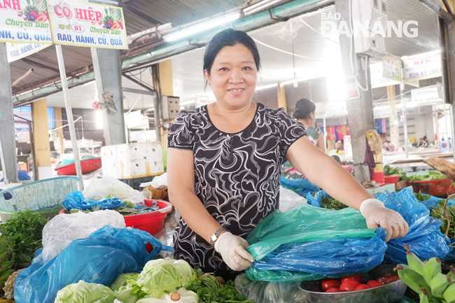 Bà Đồng Thị Ngọc Ánh, Chi hội trưởng Chi hội Phụ nữ thôn Phú Hòa 1, xã Hòa Nhơn luôn duy trì thói quen tái sử dụng bao ni-lông trong việc buôn bán rau củ quả.
