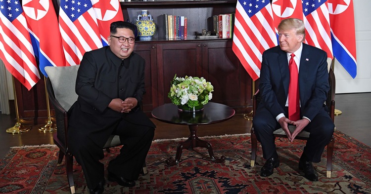 Tổng thống Mỹ Trump (phải) và Chủ tịch Triều Tiên Kim Jong-un tại hội nghị thượng đỉnh ở Singapore tháng 6-2018. Ảnh: AP.