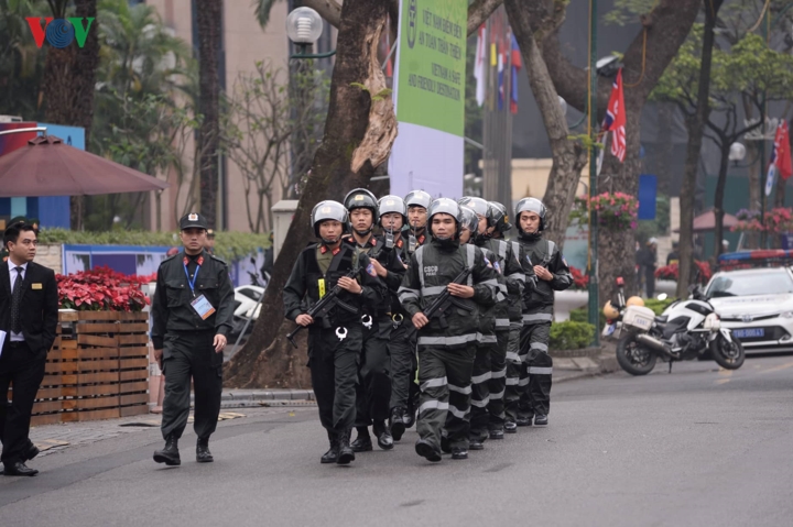 An ninh được tăng cường xung quanh khách sạn Melia, nơi Chủ tịch Triều Tiên Kim Jong-un sẽ lưu trú trong thời gian thăm hữu nghị chính thức Việt Nam và tham dự Hội nghị Thượng đỉnh Mỹ - Triều Tiên tại Hà Nội.