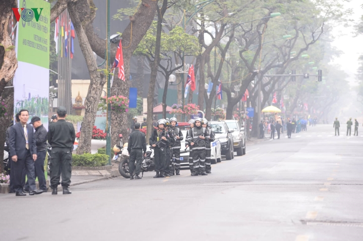 Toàn bộ phố Lý Thường Kiệt đoạn đi qua mặt tiền khách sạn Melia được phong tỏa, không có bất cứ xe dân sự nào qua lại.