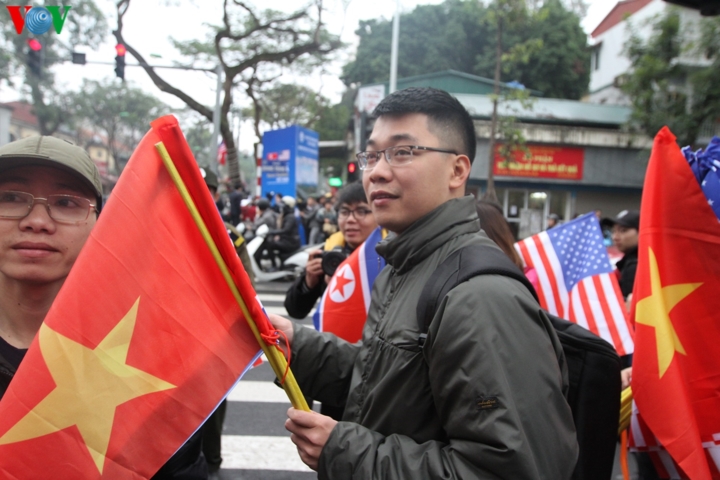 Trước khi nhà lãnh đạo Triều Tiên - Kim Jong Un và Tổng thống Mỹ Donald Trump đến Hà Nội, người dân Thủ đô đã chuẩn bị cờ hoa chào đón. (Ảnh: Trọng Phú)