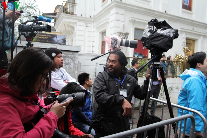 Các phóng viên nước ngoài đứng săn ảnh ở ngã tư Lý Thường Kiệt - Quang Trung. 