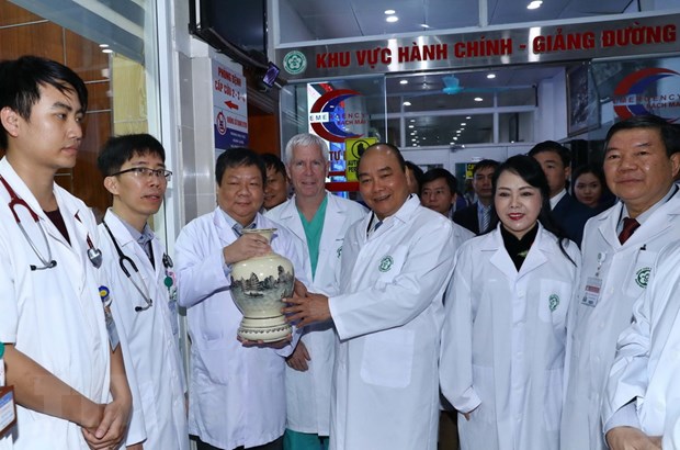 Thủ tướng Nguyễn Xuân Phúc tặng quà các bác sĩ bệnh viện Bạch Mai. (Ảnh: Thống Nhất/TTXVN)