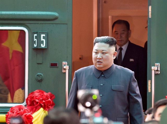 Chủ tịch Triều Tiên Kim Jong-un được tiếp đón tại ga Đồng Đăng. (Ảnh: Reuters)