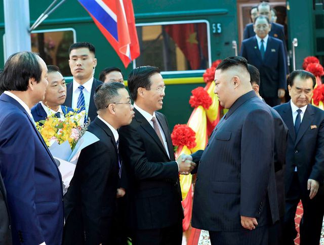 Chủ tịch Triều Tiên Kim Jong-un bắt tay các lãnh đạo Đảng và Nhà nước Việt Nam tại ga Đồng Đăng sáng 26/2. (Ảnh: Reuters)