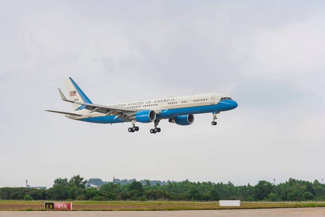 C32 (Boeing 757) có hai màu trắng xanh đã hạ cánh sân bay quốc tế Đà Nẵng vào sáng 25/2. Đây  được cho là chuyên cơ dự phòng phục vụ Tổng thống Mỹ Donald Trump dự Hội nghị Thượng đỉnh Mỹ - Triều ở Hà Nội. (Ảnh: G.N)