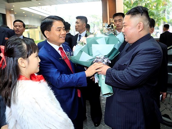 Chairman of the Ha Noi People's Committee Nguyen Duc Chung (L) welcomes DPRK Chairman Kim Jong-un at Melia Ha Noi Hotel (Photo: VNA)