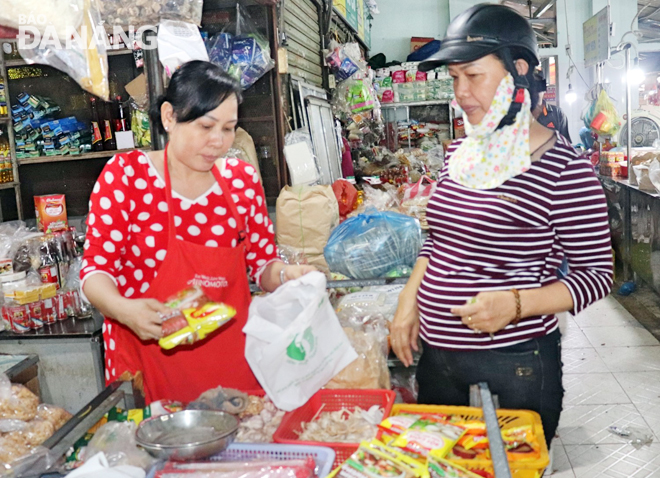 Sử dụng túi ni-lông dễ tiêu hủy cũng là giải pháp giảm ô nhiễm môi trường được quận Thanh Khê hướng đến.