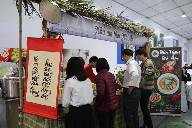 The 'Ba Am bun thang' attracts a crowd of diners (Source: VNA)