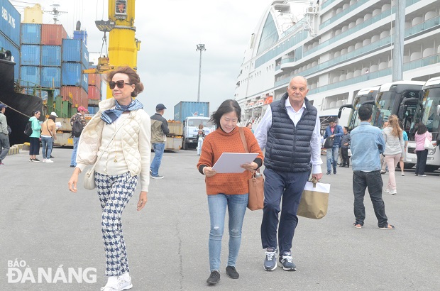 Cruise ship passengers arriving at the Tien Sa Port