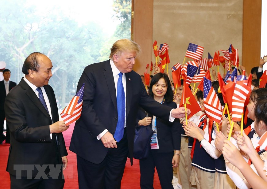 Thủ tướng Nguyễn Xuân Phúc đón Tổng thống Hoa Kỳ Donald Trump. (Ảnh: Thống Nhất/TTXVN)