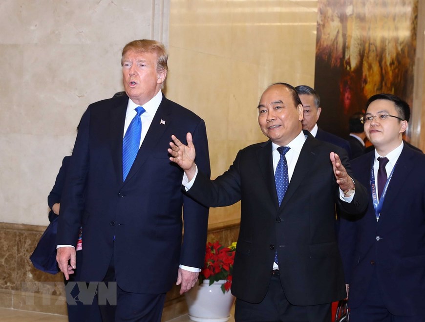 Thủ tướng Nguyễn Xuân Phúc giới thiệu với Tổng thống Hoa Kỳ Donald Trump một số hình ảnh về danh lam thắng cảnh của Việt Nam. (Ảnh: Thống Nhất/TTXVN)