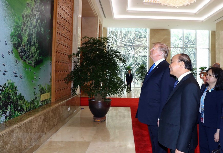 Thủ tướng Nguyễn Xuân Phúc giới thiệu với Tổng thống Hoa Kỳ Donald Trump một số hình ảnh về danh lam thắng cảnh của Việt Nam. (Ảnh: Thống Nhất/TTXVN)