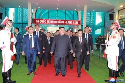 Chủ tịch Triều Tiên Kim Jong Un đến ga Đồng Đăng sáng ngày 26-2. Ảnh: KCNA.