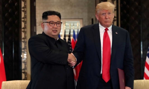 Tổng thống Mỹ Donald Trump (phải) và Chủ tịch Triều Tiên Kim Jong-un tại hội nghị thượng đỉnh đầu tiên ở Singapore hồi tháng 6 năm ngoái. Ảnh: Reuters.