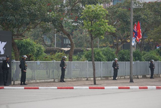 An ninh được thắt chặt quanh khu vực khách sạn JW Marriot, Mễ Trì, nơi Tổng thống Mỹ Donald Trump đang nghỉ lại.