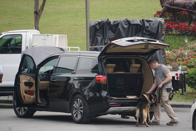 Các lực lượng Mỹ đưa chó nghiệp vụ kiển tra từng chiếc xe ra vào cổng chính khách sạn. Thời gian kiểm tra mỗi chiếc ô tô khoảng 2 phút.