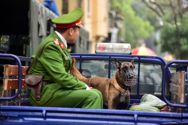Chó nghiệp vụ cũng được huy động để đảm bảo an ninh.
