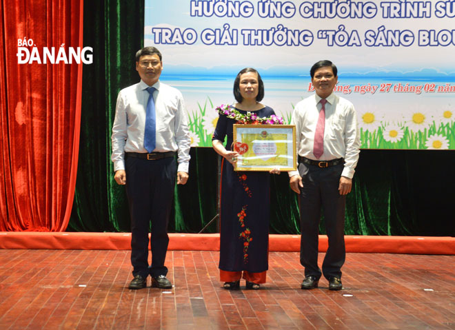 Chairman Trung (right) and Vice Chairman Minh (left) presenting a Certificate of Merit to Dr Phan Thi Hong Yen from the Cam Le District Medical Centre.