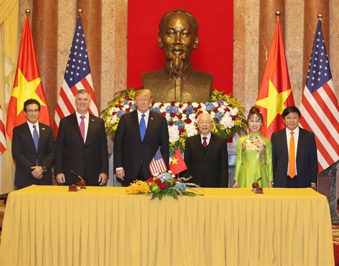 President & CEO Vietjet Nguyễn Thị Phương Thảo and President & CEO Boeing Commercial Airplanes Kevin McAllister pose for a photo after signing the deal with the witness of the Việt Nam’s Party leader, President Nguyễn Phú Trọng (third from left). — VNS Photo Read more at http://vietnamnews.vn/economy/506167/over-15-billion-in-deals-inked-between-vietnamese-airlines-and-boeing.html#Adk0FGFmmcmeysoF.99