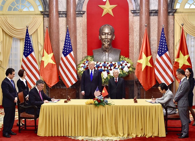 The signing ceremony between Bamboo Airways and Boeing held at the Presidential Palace in Hà Nội, witnessed by Party General Secretary, President Nguyễn Phú Trọng, and US President Donald Trump. — VNS Photo Read more at http://vietnamnews.vn/economy/506167/over-15-billion-in-deals-inked-between-vietnamese-airlines-and-boeing.html#Adk0FGFmmcmeysoF.99