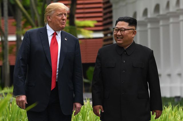 Tổng thống Trump và Chủ tịch Kim gặp nhau lần đầu tiên vào tháng 6/2018 tại Singapore (Ảnh: Reuters)