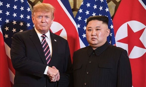 Tổng thống Mỹ Donald Trump bắt tay Chủ tịch Triều Tiên Kim Jong-un tại Hà Nội.