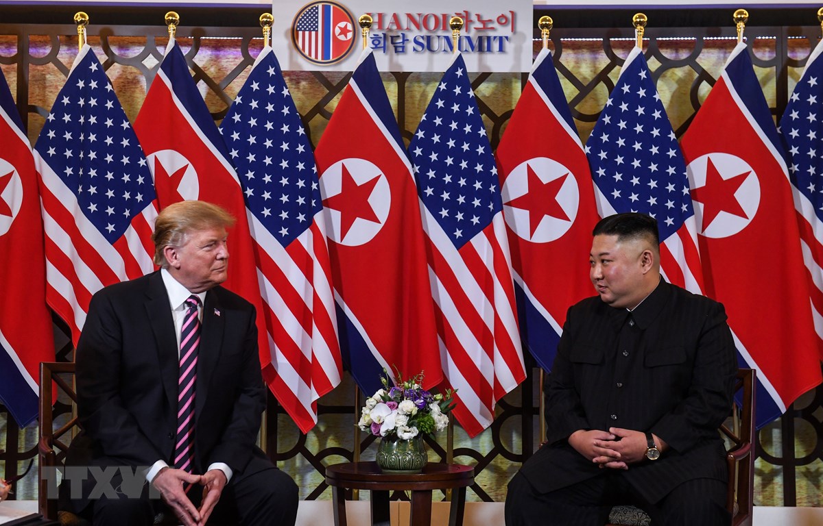 Tổng thống Mỹ Donald Trump (trái) và Chủ tịch Triều Tiên Kim Jong-un trong cuộc gặp đầu tiên tại Hội nghị thượng đỉnh Mỹ-Triều lần thứ hai tại Hà Nội ngày 27/2/2019. (Ảnh: AFP/TTXVN)