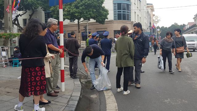 Một người đàn ông tự nguyện đi gom rác tại khu vực khách sạn Metropole. Hình ảnh này tạo được nhiều thiện cảm trong mắt bạn bè quốc tế đang có mặt tại đây.