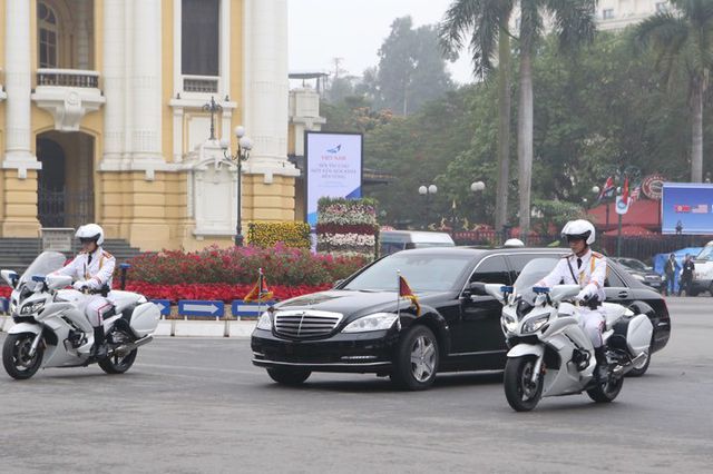 Đoàn xe của Kim Jong-un đi qua Nhà hát lớn.