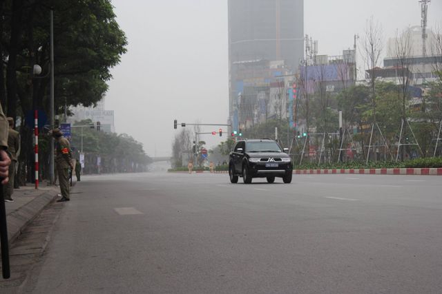 Trên đường Trần Duy Hưng, các nút giao được phong toả để phục vụ đoàn xe của Tổng thống Mỹ di chuyển qua.