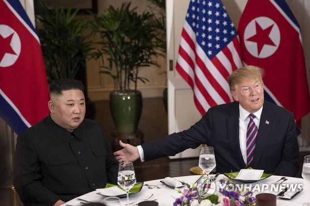 Tổng thống Donald Trump và nhà lãnh đạo Kim Jong-un có cuộc gặp đầu tiên vào tối 27/2. (Ảnh: Yonhap)