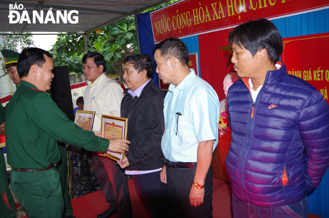 Bộ Chỉ huy BĐBP thành phố khen thưởng ngư dân quận Sơn Trà có nhiều thành tích trong tham gia bảo vệ chủ quyền an ninh biên giới, hướng về biển đảo.