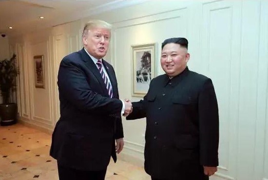 Phóng viên Will Ripley của CNN nói rằng dựa vào các hình ảnh vui vẻ giữa hai ông Kim và Trump, có thể thấy cuộc gặp thượng đỉnh thứ hai đang diễn ra rất tốt đẹp