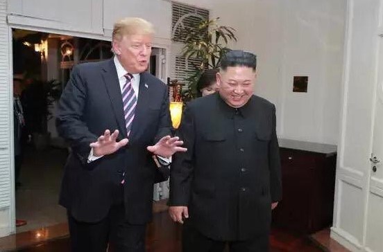 Phóng viên Will Ripley của CNN nói rằng dựa vào các hình ảnh vui vẻ giữa hai ông Kim và Trump, có thể thấy cuộc gặp thượng đỉnh thứ hai đang diễn ra rất tốt đẹp