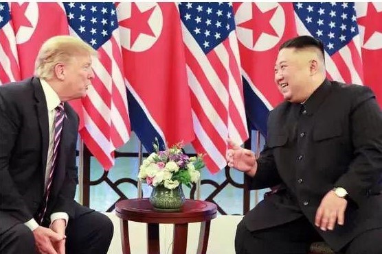 Phóng viên Will Ripley của CNN nói rằng dựa vào các hình ảnh vui vẻ giữa hai ông Kim và Trump, có thể thấy cuộc gặp thượng đỉnh thứ hai đang diễn ra rất tốt đẹp