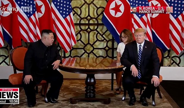 Ông Kim và ông Trump tiếp xúc với báo chí trước cuộc trao đổi tay đôi trong ngày làm việc thứ hai.