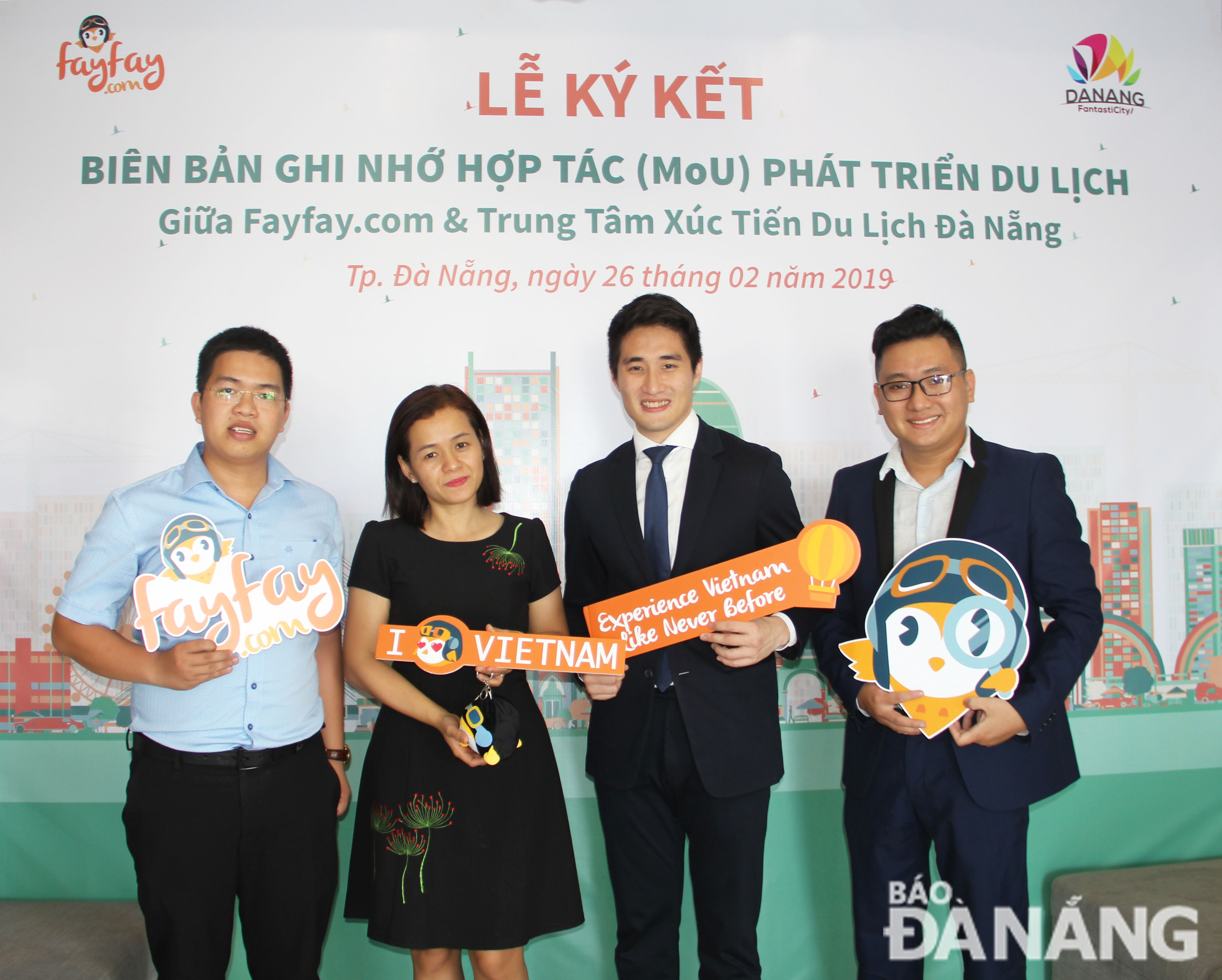 Representatives from the Da Nang Tourism Promotion Centre and Fayfay.com at the signing ceremony 