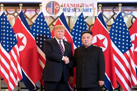 Tổng thống Mỹ Donald Trump và nhà lãnh đạo Triều Tiên Kim Jong-un tại tại Hội nghị Thượng đỉnh Mỹ-Triều Tiên lần thứ hai ở Hà Nội - Ảnh: VGP/Nhật Bắc