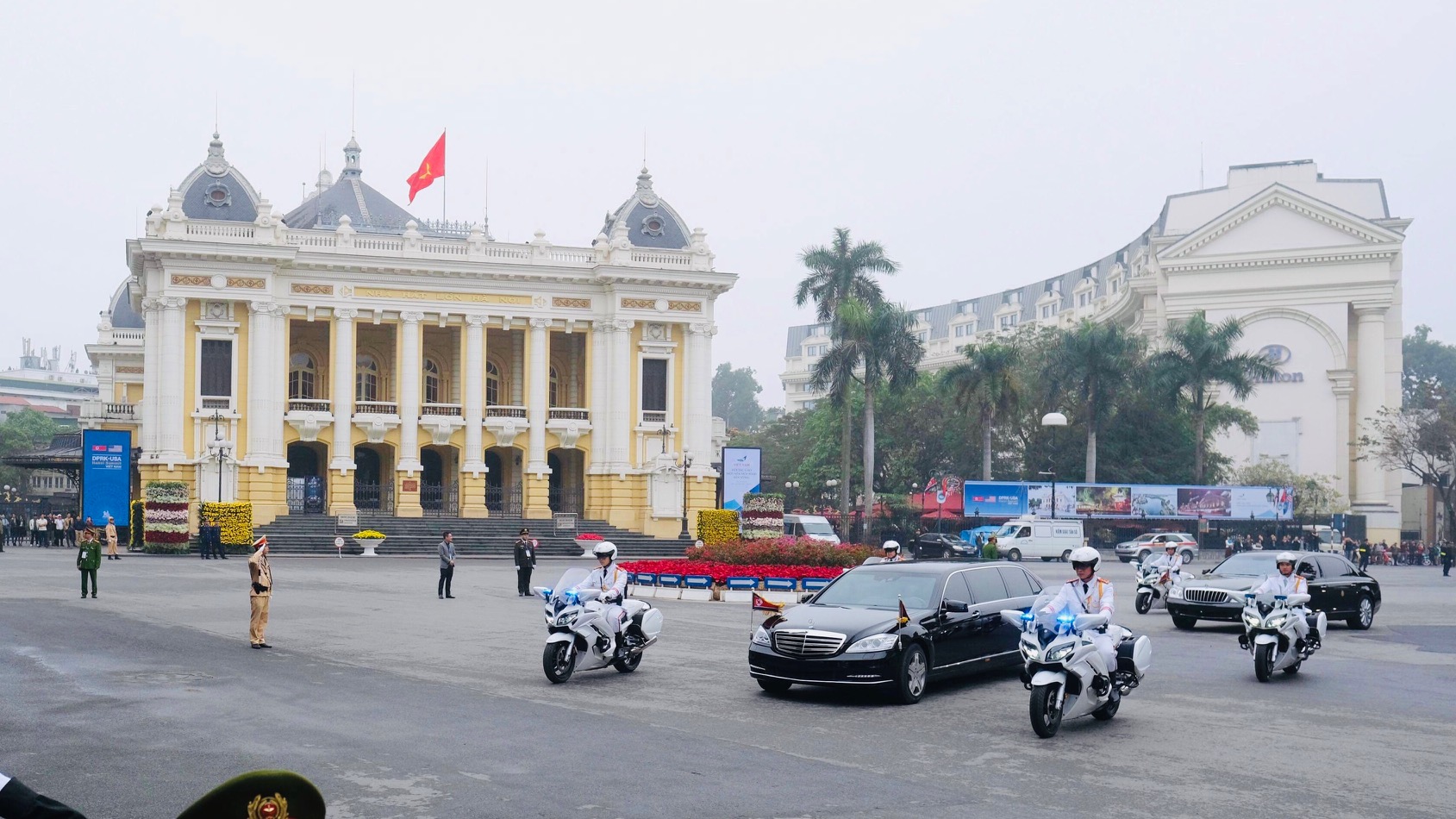 Xe của Chủ tịch Triều Tiên Kim Jong Un di chuyển đến khách sạn Sofitel Legend Metropole. Ảnh: VGP/Nhật Bắc