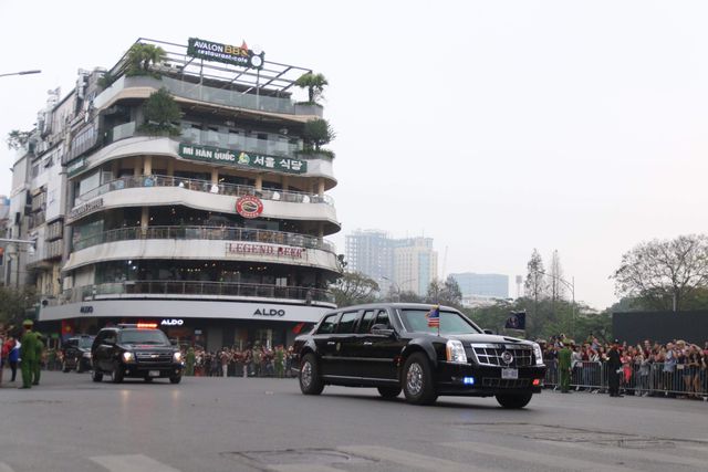 Tổng thống Mỹ trở về khách sạn Marriott để tiến hành họp báo sớm hơn dự kiến. Thông tin từ Nhà Trắng cho biết ông sẽ rời Hà Nội sau khi buổi họp báo kết thúc.