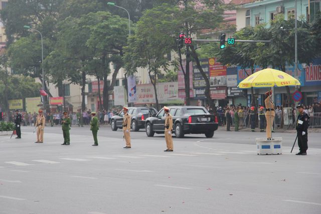 13h30, đoàn xe của Tổng thống Mỹ di chuyển qua đường Nguyễn Chí Thanh hướng về khách sạn Marriott.