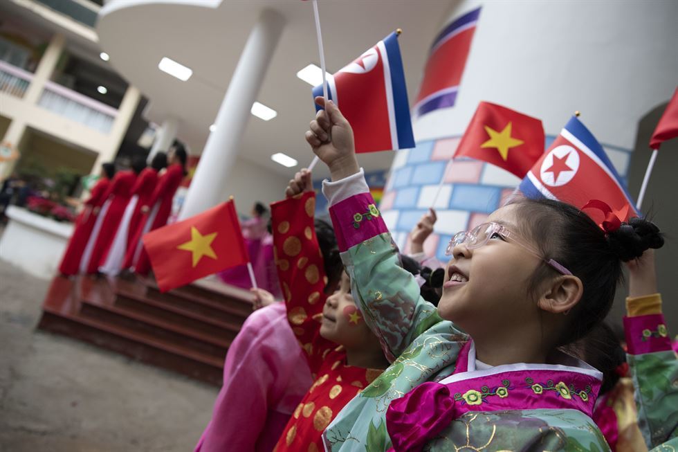 Trẻ em trường mẫu giáo Hữu nghị Việt - Triều vẫy cờ chào mừng nhân chuyến thăm hữu nghị chính thức Việt Nam của Chủ tịch Triều Tiên Kim Jong-un. Ảnh: Korea Times/Choi Won-suk