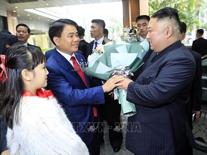 Chủ tịch UBND TP Hà Nội Nguyễn Đức Chung đón, tặng hoa chào mừng Chủ tịch Triều Tiên Kim Jong-un, tại khách sạn Melia, ngày 26/2/2019. Ảnh: Nhan Sáng/TTXVN