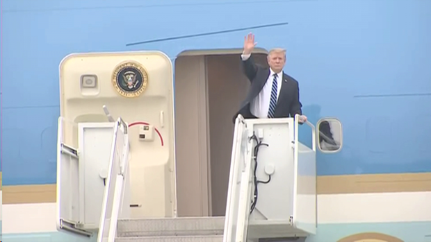 Ông Donald Trump vẫy tay chào tạm biệt Hà Nội.